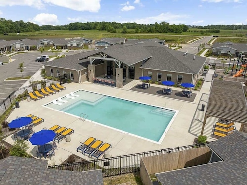 IRIE Living-Haven 2BR Home with Pool Gym Access