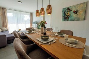 Dining - Stay. | T1 4-room 2-bathroom family garden apartment (Titisee-Neustadt)