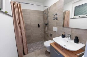 Shower, hair dryer, soap - Stay. | T1 4-room 2-bathroom family garden apartment (Titisee-Neustadt)