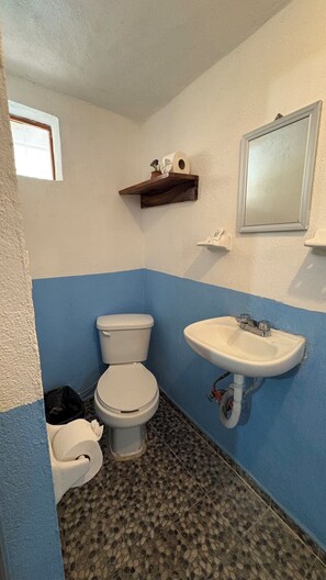 Douche, serviettes fournies, savon
