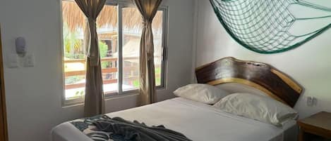 Habitación básica con 1 cama matrimonial o 2 individuales | Caja de seguridad en la habitación, wifi gratis y ropa de cama