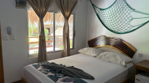 Chambre de base double ou avec lits jumeaux | Coffre-fort, accès au Wi-Fi (inclus), literie fournie