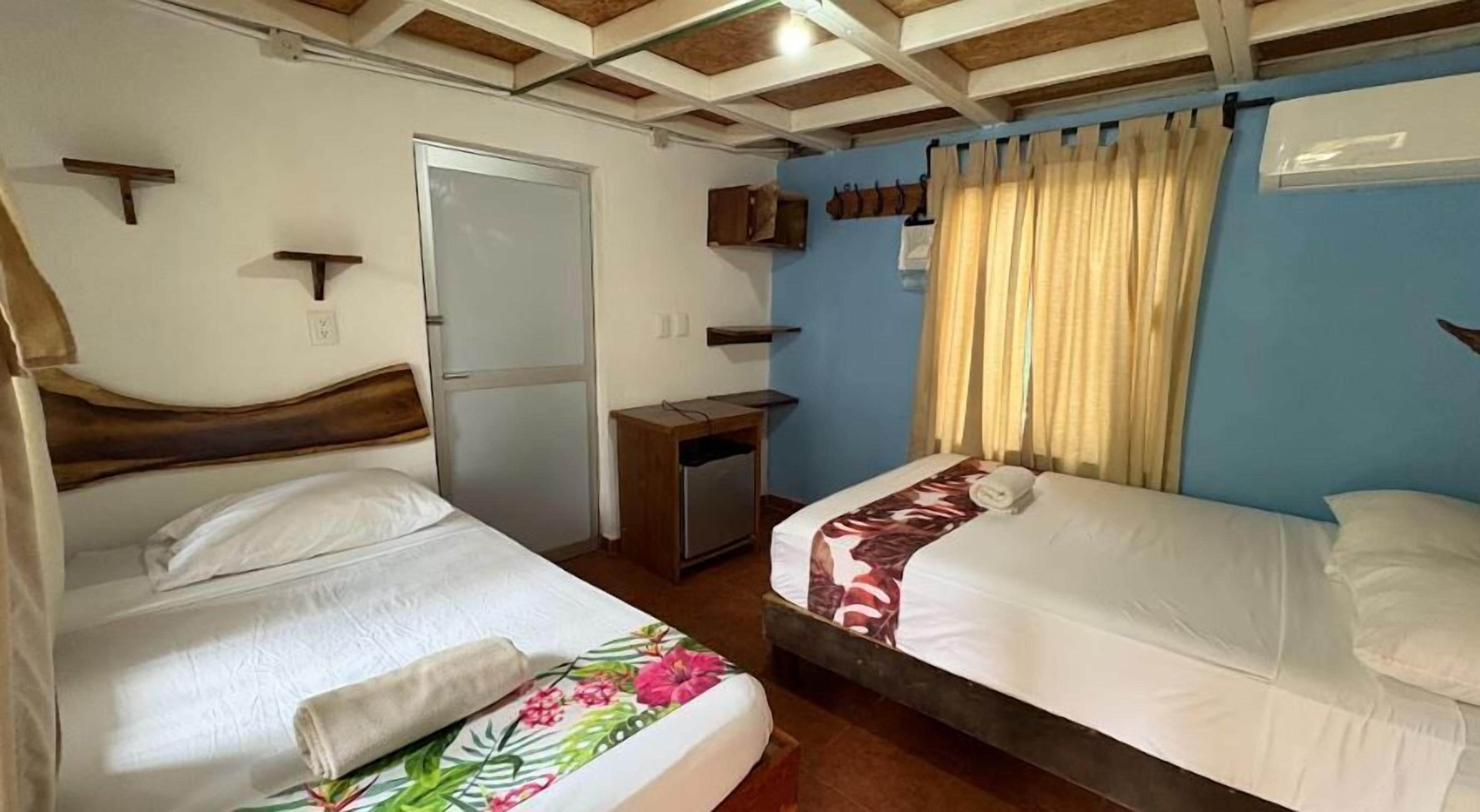 Quarto casal básico | Cofres nos quartos, Wi-Fi de cortesia, roupa de cama