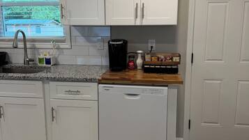 Cafeteira/chaleira, geladeira, micro-ondas, fogão