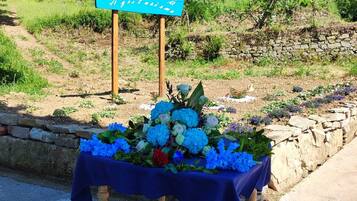 Ein Denkmal mit einem Schild und einem Blumenaltar.