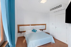 Tabla de planchar con plancha, wifi, ropa de cama