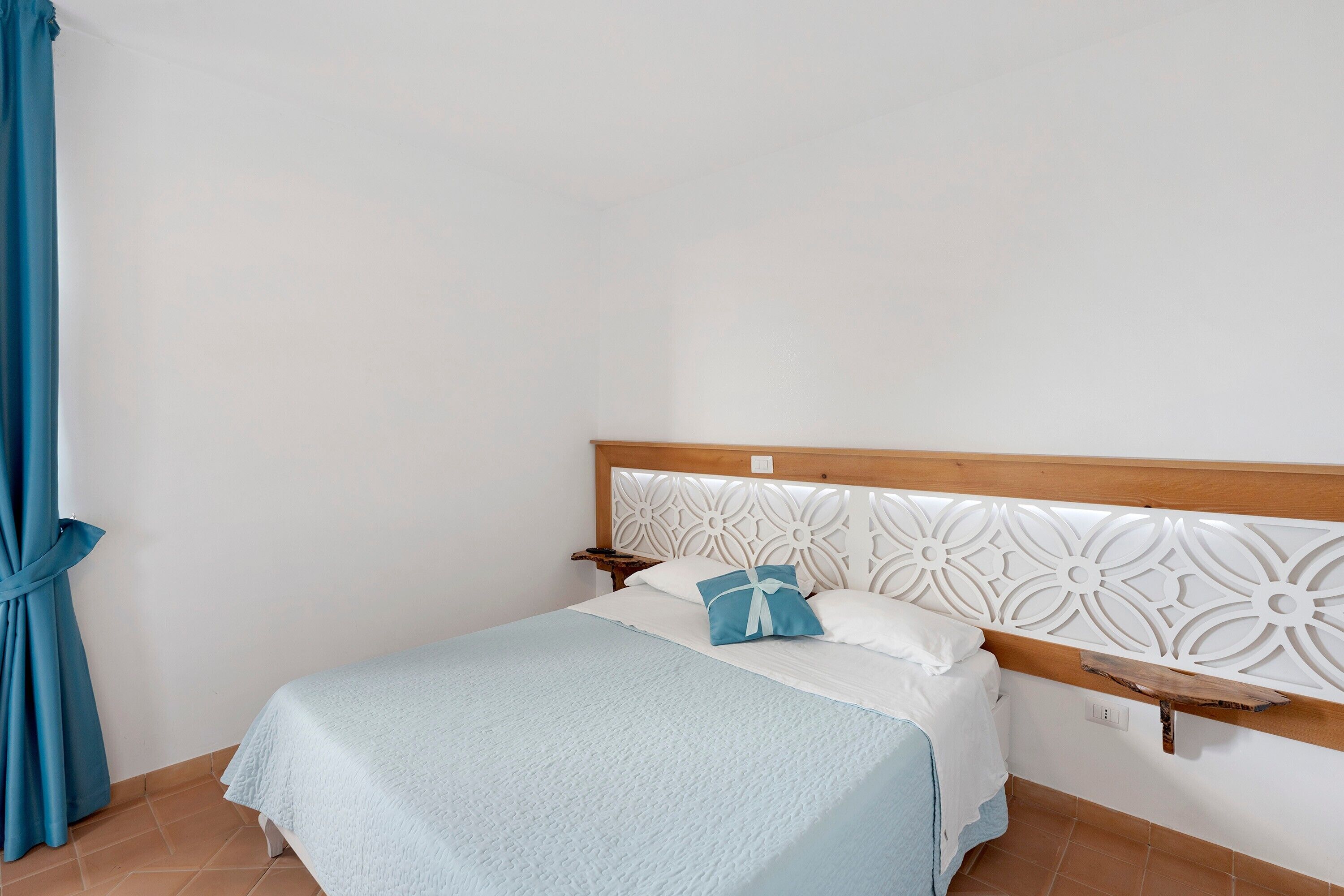 Tabla de planchar con plancha, wifi y ropa de cama 