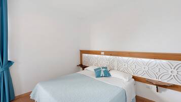 Tabla de planchar con plancha, wifi y ropa de cama