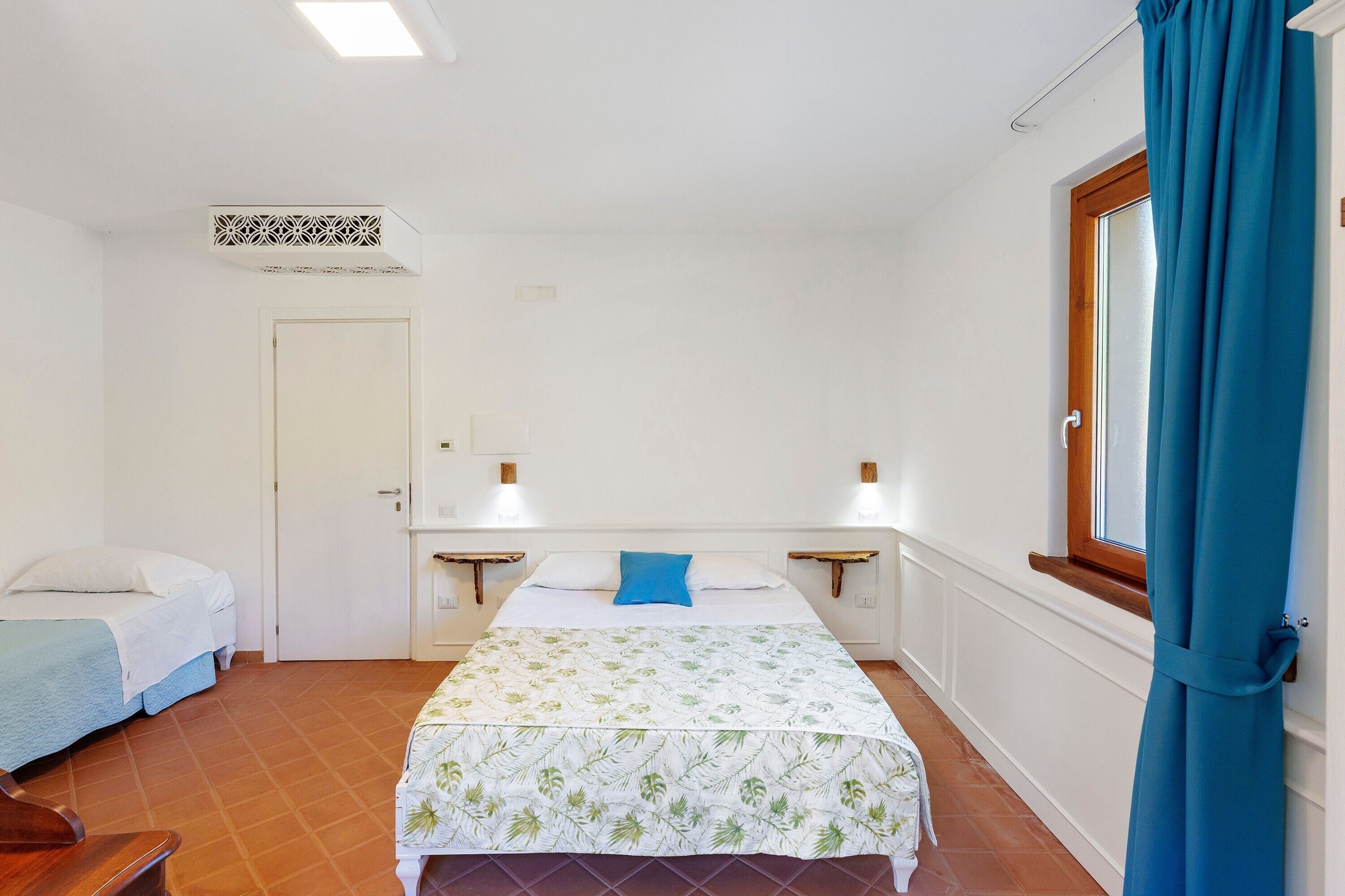 Tabla de planchar con plancha, wifi y ropa de cama 