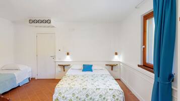 Tabla de planchar con plancha, wifi y ropa de cama