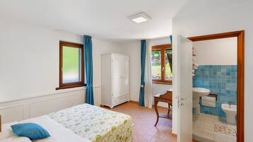 Tabla de planchar con plancha, wifi y ropa de cama