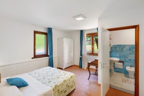 Tabla de planchar con plancha, wifi, ropa de cama