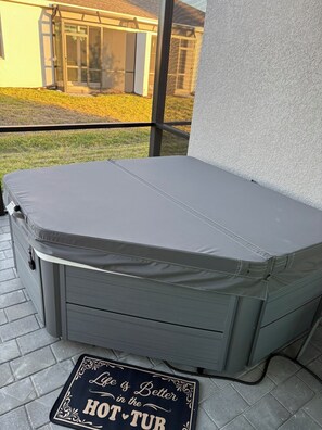 Outdoor spa tub - Gorgeous 3-bedroom villa in gated community built in 2025 in Englewood (Englewood)