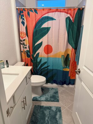 Towels, soap, toilet paper - Gorgeous 3-bedroom villa in gated community built in 2025 in Englewood (Englewood)