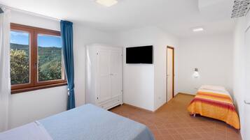 Tabla de planchar con plancha, wifi y ropa de cama