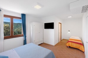 Tabla de planchar con plancha, wifi, ropa de cama