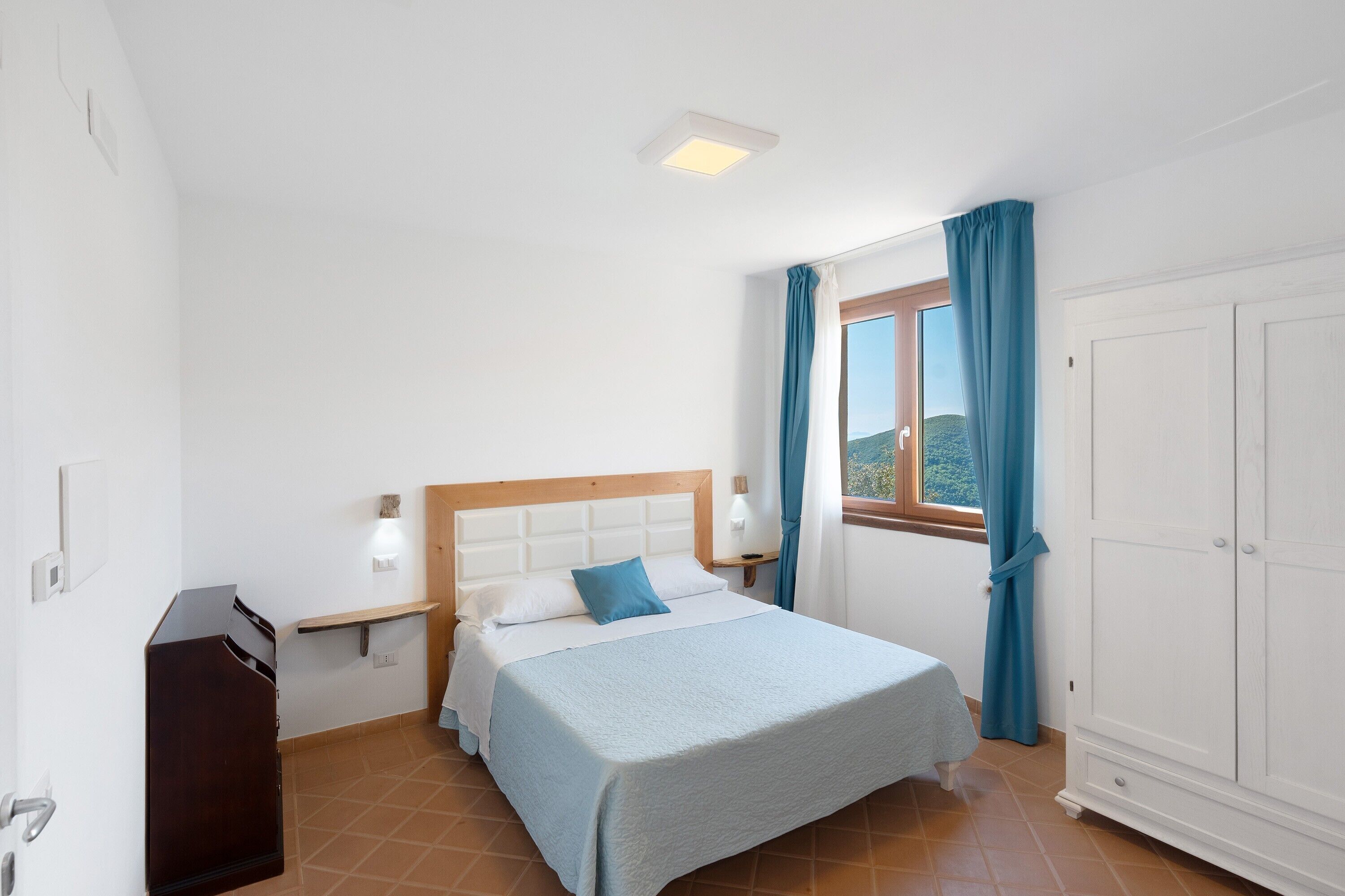 Tabla de planchar con plancha, wifi y ropa de cama 