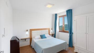 Tabla de planchar con plancha, wifi y ropa de cama