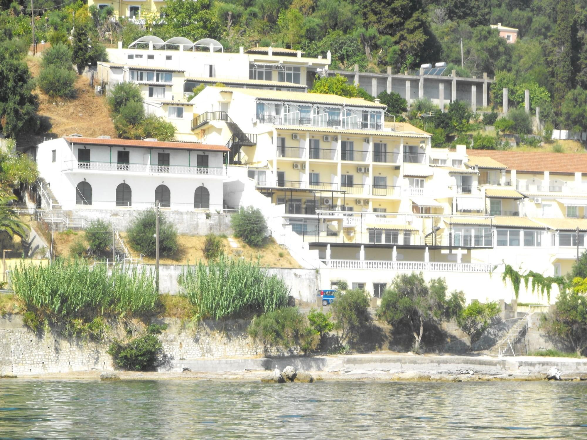 Ein Gebäudekomplex an der Küste mit mehreren Balkonen und Blick auf das Wasser.