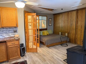 4 bedrooms, WiFi, bed sheets - Backyard Oasis + Detached Studio Retreat (Nashville)