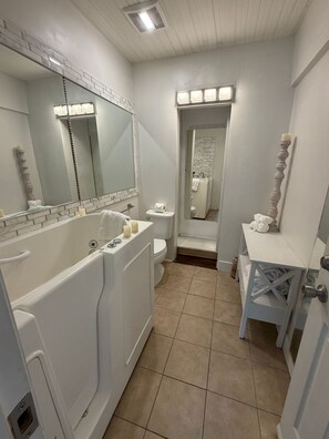 Towels, soap, shampoo, toilet paper - Backyard Oasis + Detached Studio Retreat (Nashville)