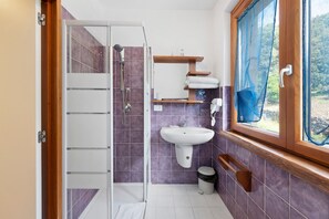 Douche, sèche-cheveux, serviettes fournies