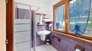 A bathroom with a shower, sink, and window overlooking a natural landscape. - Room 'Camera Vico' with Mountain View, Wi-Fi and Air Conditioning (Serramezzana)