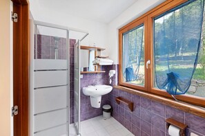 Een douche, een haardroger, handdoeken