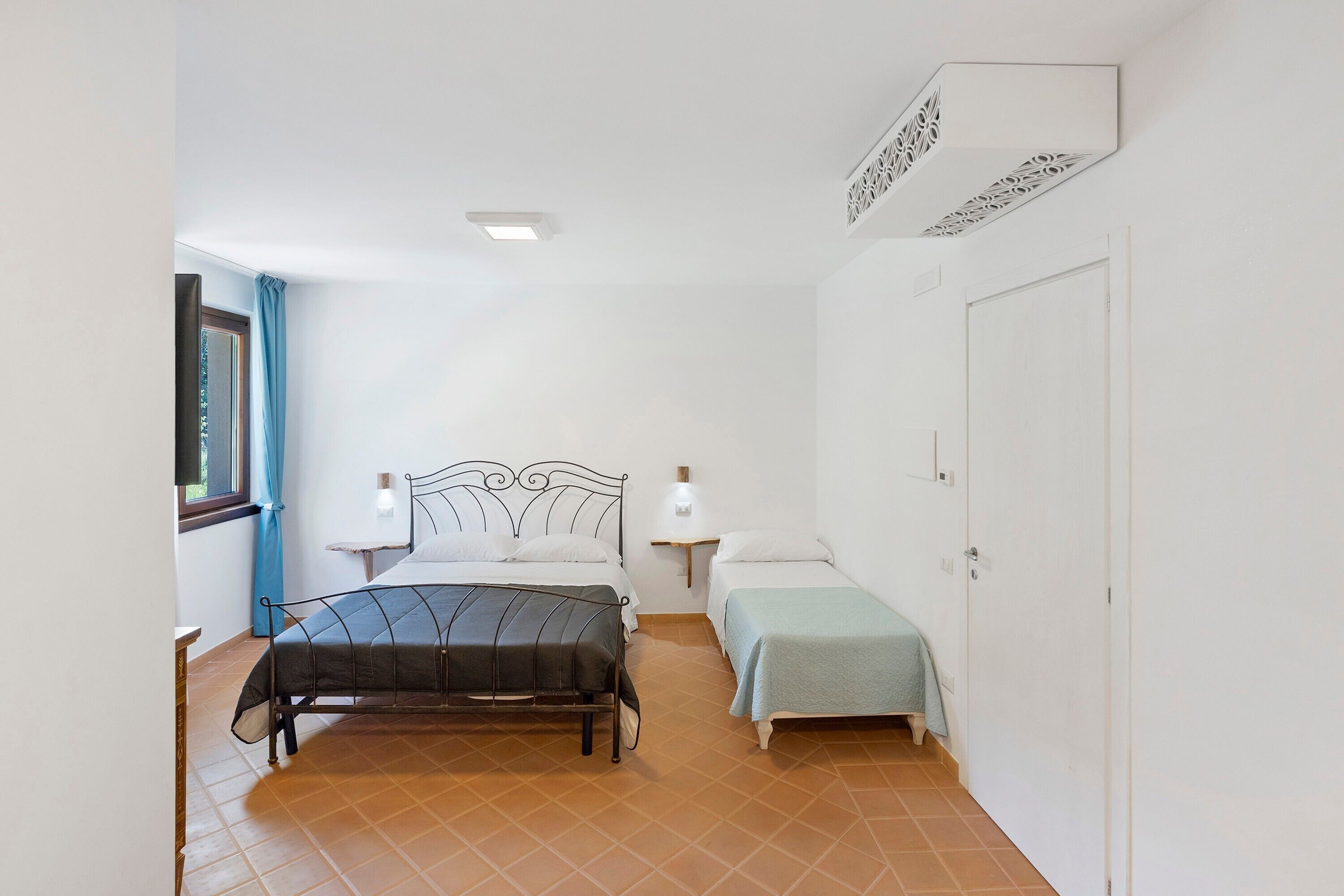Tabla de planchar con plancha, wifi y ropa de cama 