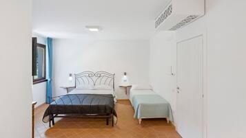 Tabla de planchar con plancha, wifi y ropa de cama