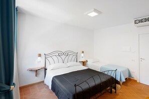 Tabla de planchar con plancha, wifi, ropa de cama