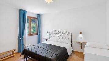 Een strijkplank/strijkijzer, wifi, beddengoed