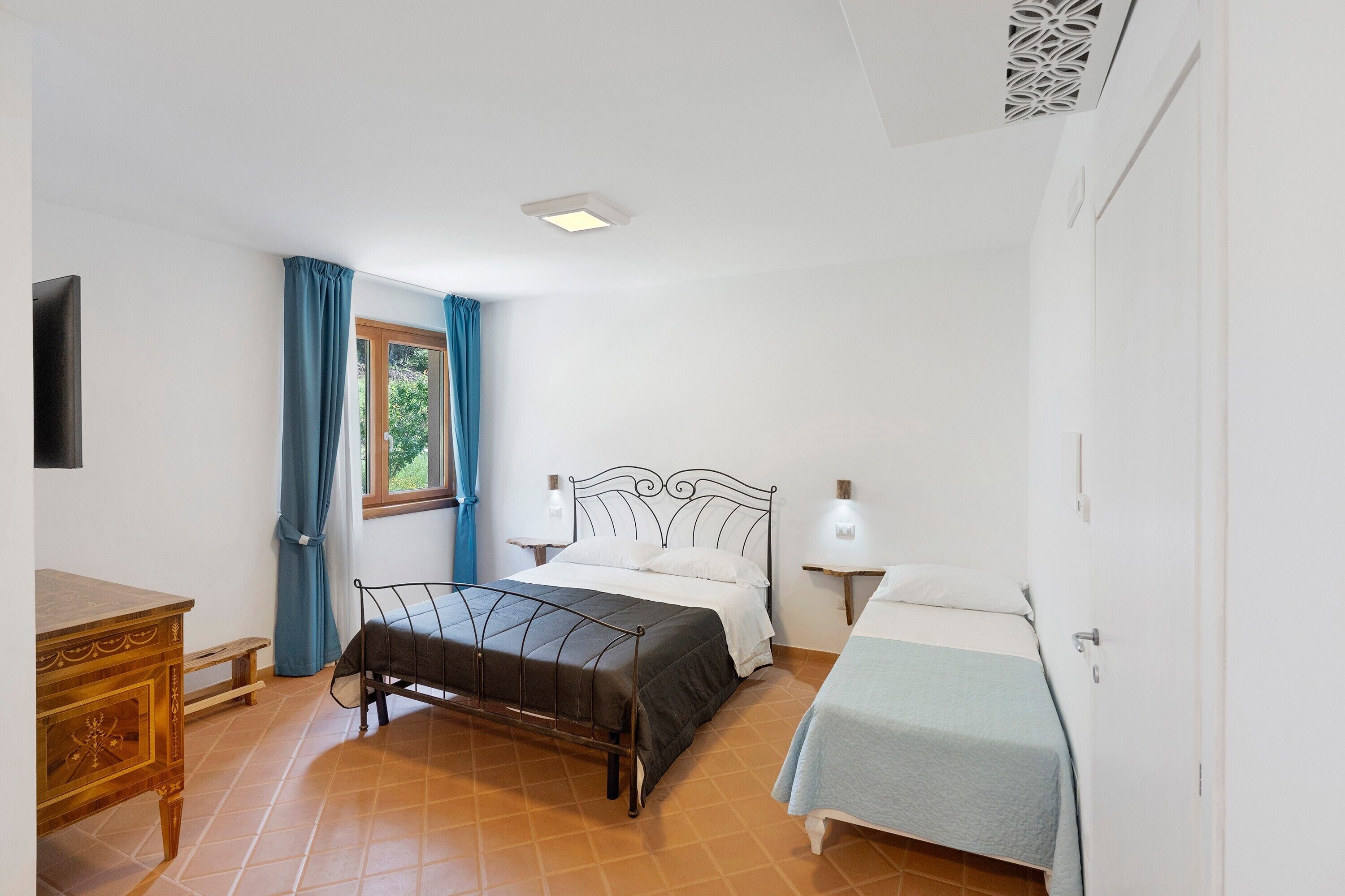 Tabla de planchar con plancha, wifi y ropa de cama 