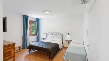 Tabla de planchar con plancha, wifi y ropa de cama
