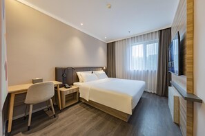A hotel room with a bed, a desk, a chair, a TV, and a window with curtains. - Hanting Hotel Beijing Huilongguan North China Elec (Beijing)