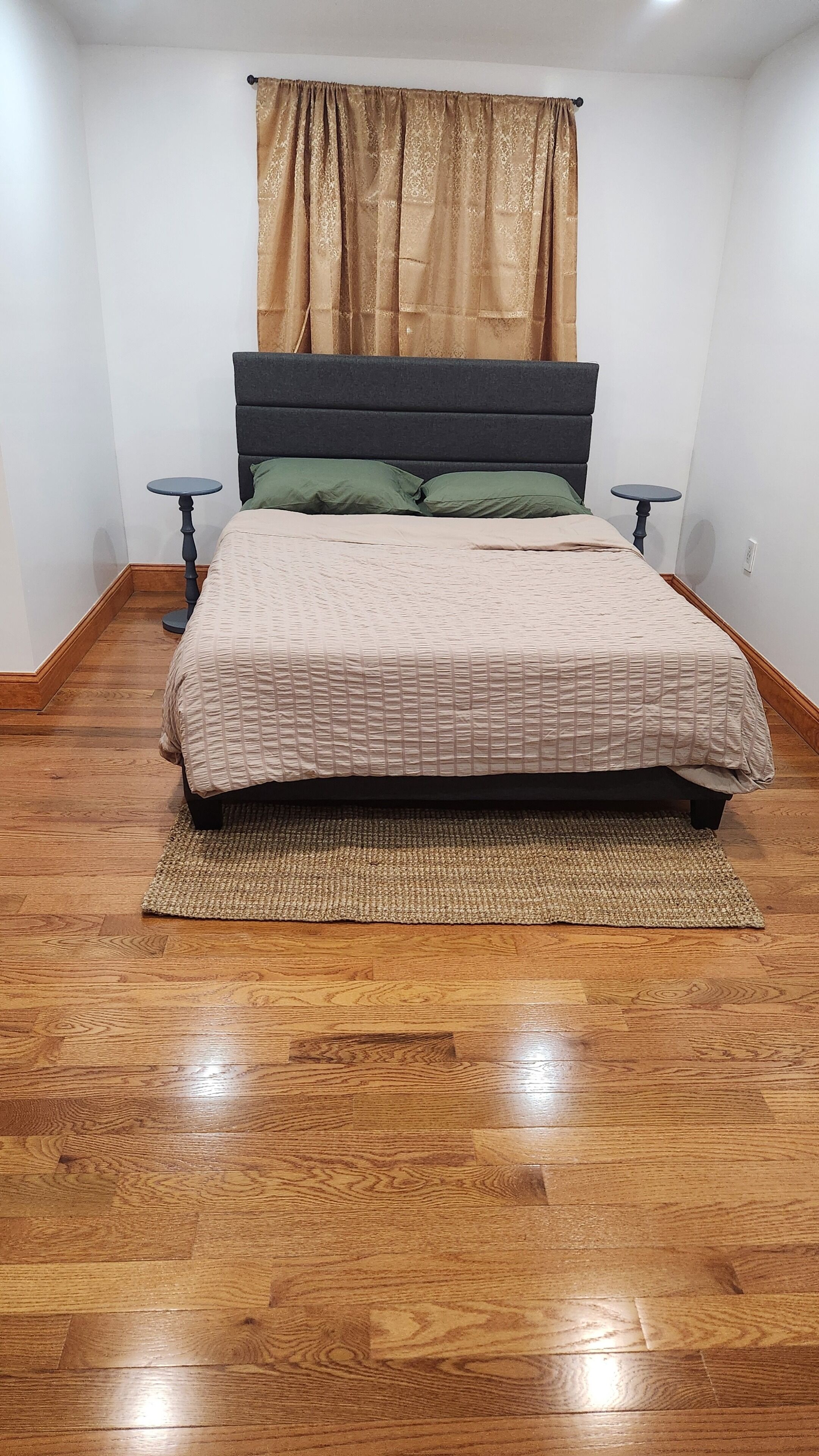 Soothing  1-bedroom  Walk-up Apartment With Heat/ Ac In Pleasant Elmont . - Oceanside, NY