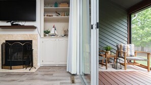 Un salon doté d’une cheminée, d’un téléviseur fixé au mur, d’une terrasse en bois avec des meubles d’extérieur et d’une porte-fenêtre coulissante donnant sur la terrasse.