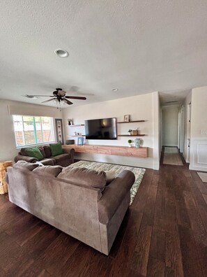 Smart TV - Staying Classy in San Diego - Charming 3-bedroom ranch home (Poway)