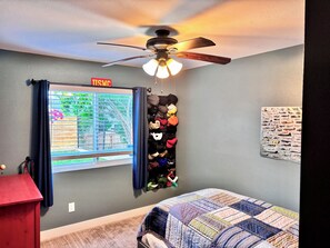 Room - Staying Classy in San Diego - Charming 3-bedroom ranch home (Poway)