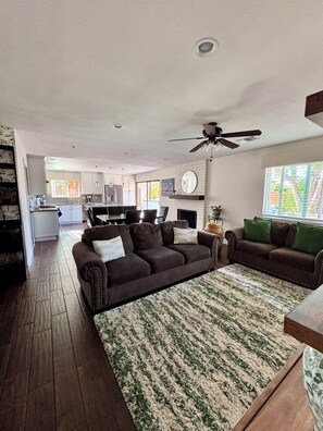 Living area - Staying Classy in San Diego - Charming 3-bedroom ranch home (Poway)