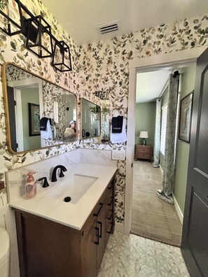 Douche, séchoir à cheveux, serviettes fournies, savon