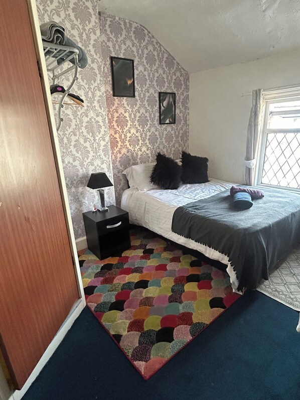 Iron/ironing board, WiFi, bed sheets