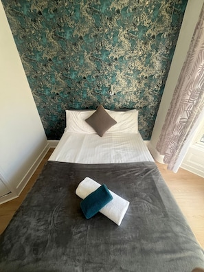 Tabla de planchar con plancha, wifi y ropa de cama 