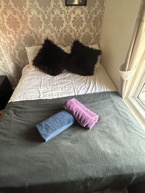Tabla de planchar con plancha, wifi y ropa de cama 