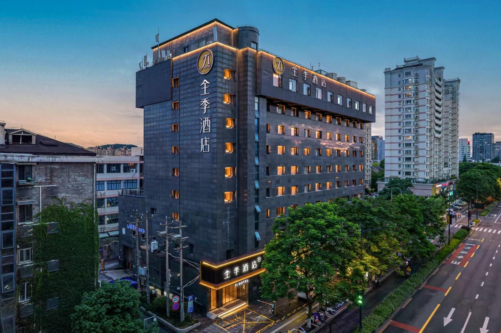 Un moderno edificio de hotel con varios pisos y una entrada destacada.