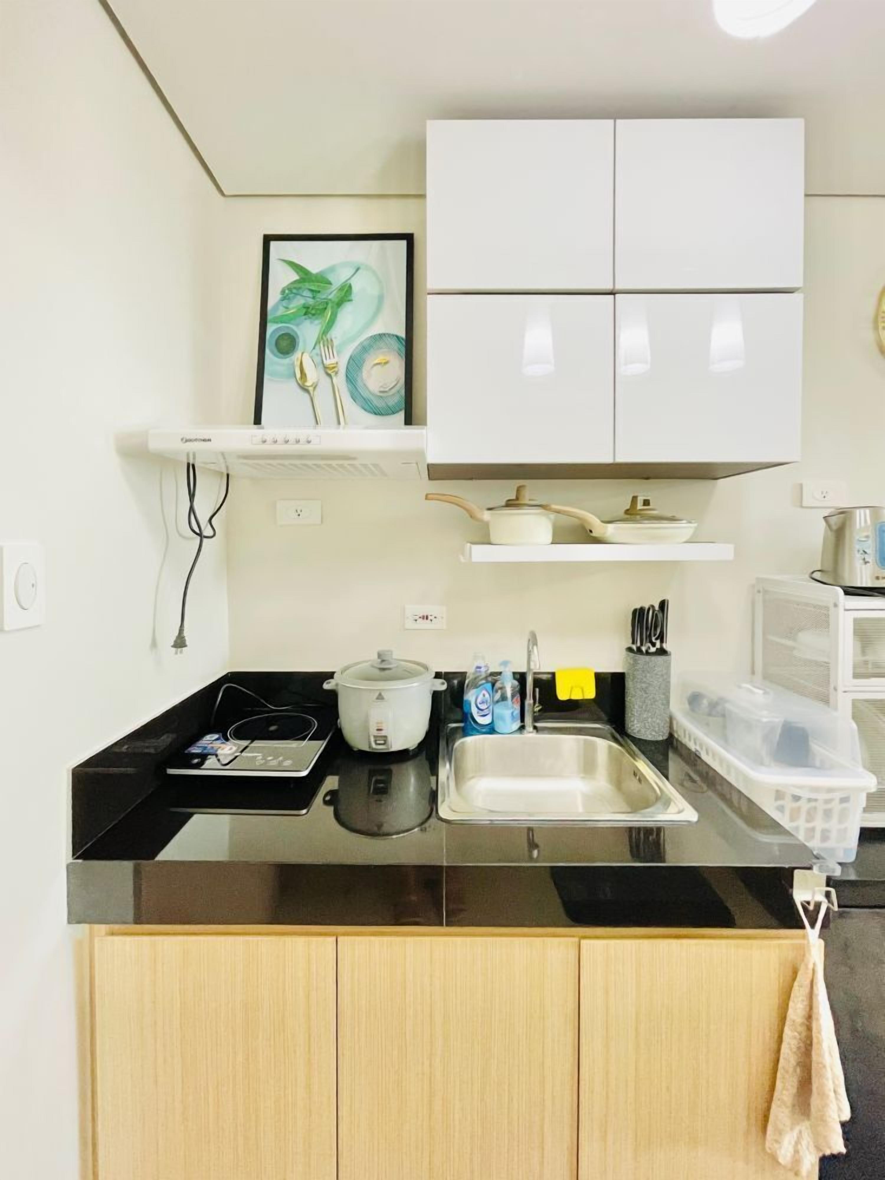 Microwave, stovetop, cookware/dishes/utensils