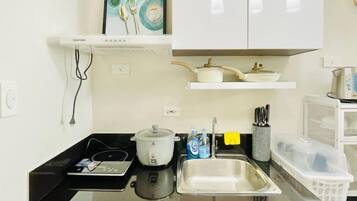 Microwave, stovetop, cookware/dishes/utensils