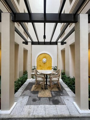 Outdoor dining - Bright & Comfy Studio with Poolside Access (Iloilo City)