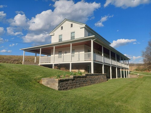 Peaceful Country Farmhouse Retreat – Private, Spacious, Sleeps 7