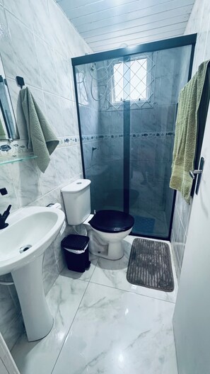 Dusche, Haartrockner, Handtücher, Toilettenpapier